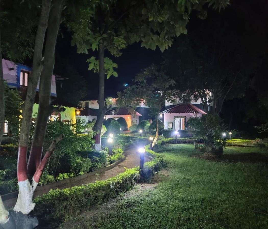 Raktokorobi Karu Gram Hotel Sri Niketan Bagian luar foto