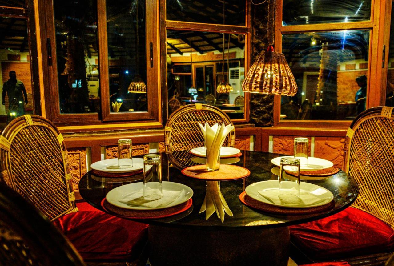 Raktokorobi Karu Gram Hotel Sri Niketan Bagian luar foto