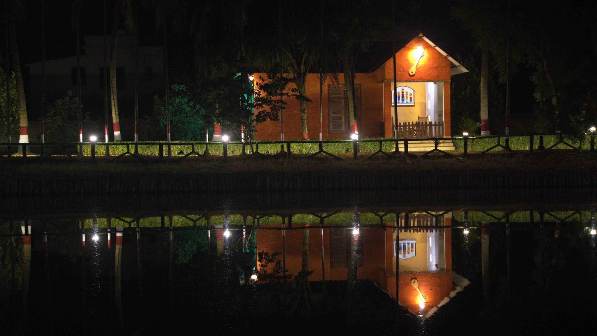 Raktokorobi Karu Gram Hotel Sri Niketan Bagian luar foto