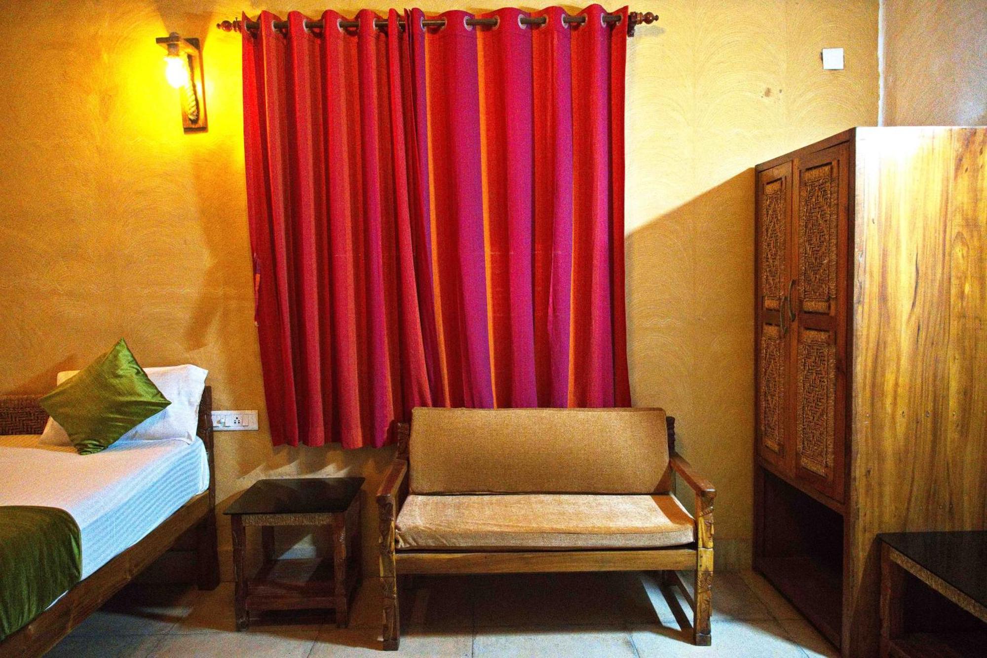 Raktokorobi Karu Gram Hotel Sri Niketan Bagian luar foto