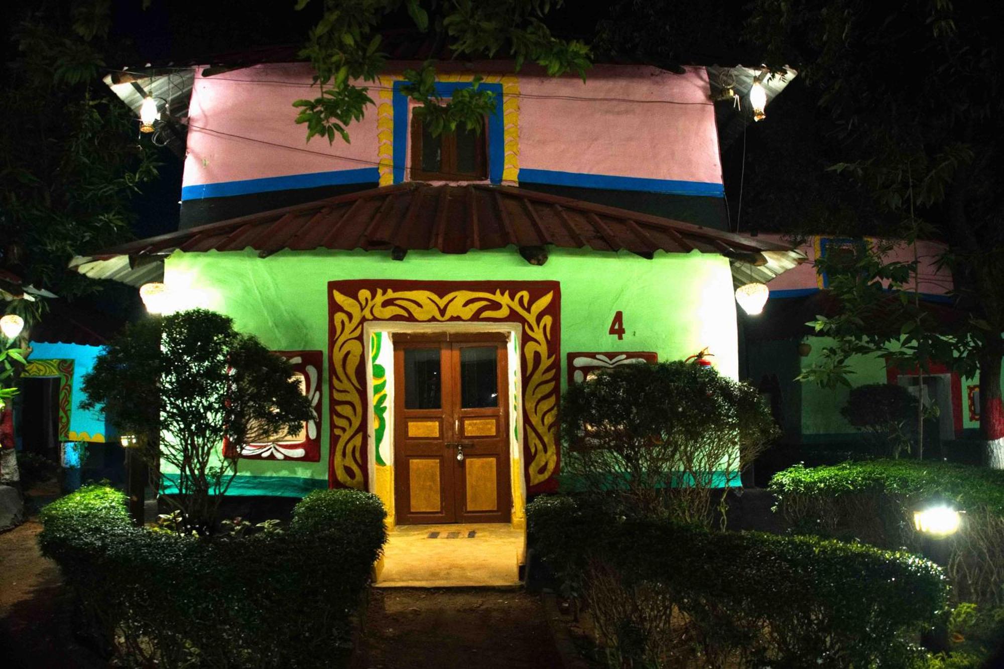 Raktokorobi Karu Gram Hotel Sri Niketan Bagian luar foto