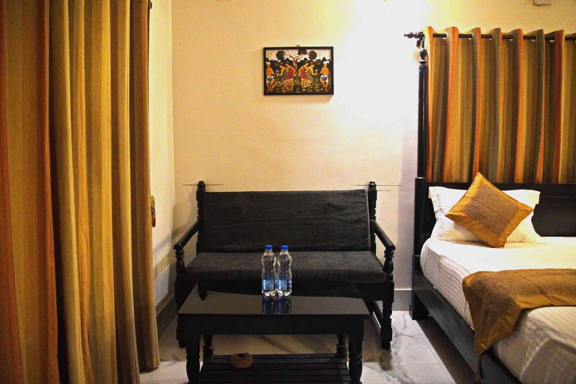 Raktokorobi Karu Gram Hotel Sri Niketan Bagian luar foto